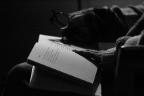 Książka w rękach poetki