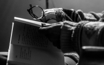 Książka w rękach poetki